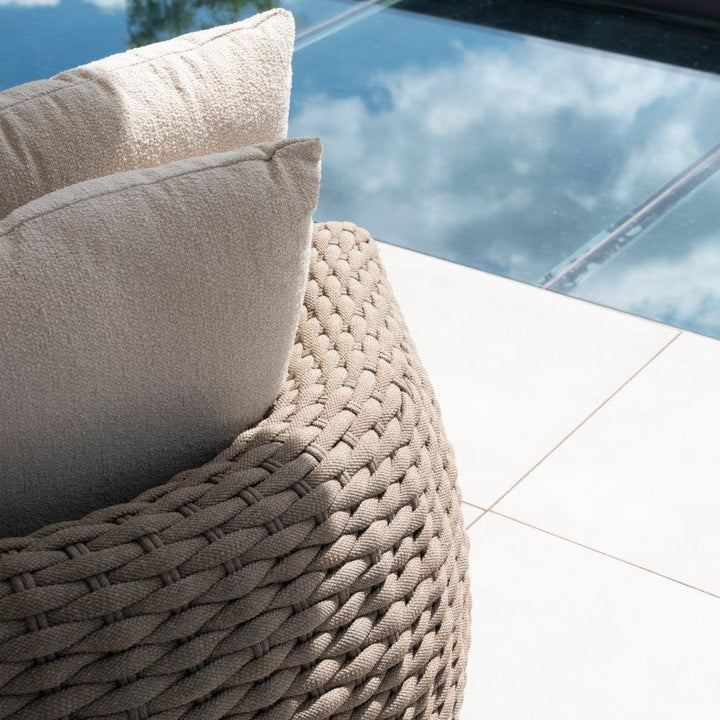 Maxime loungeset in beige gevlochten touw en all-weather kussens rechts