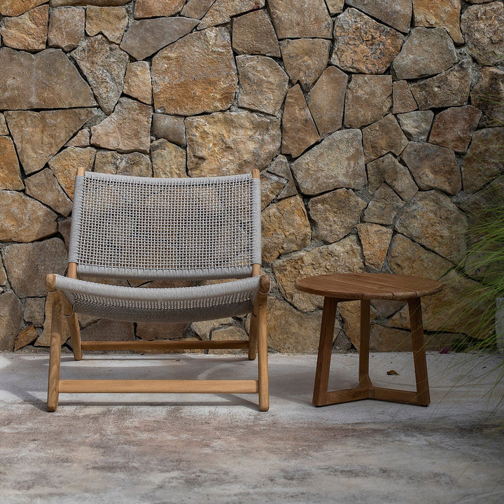 Koozy loungestoel in teak en beige vierkant geweven rope