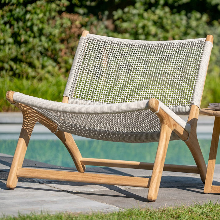 Koozy loungestoel in teak en beige vierkant geweven rope