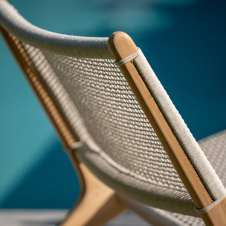 Koozy loungestoel in teak en beige vierkant geweven rope