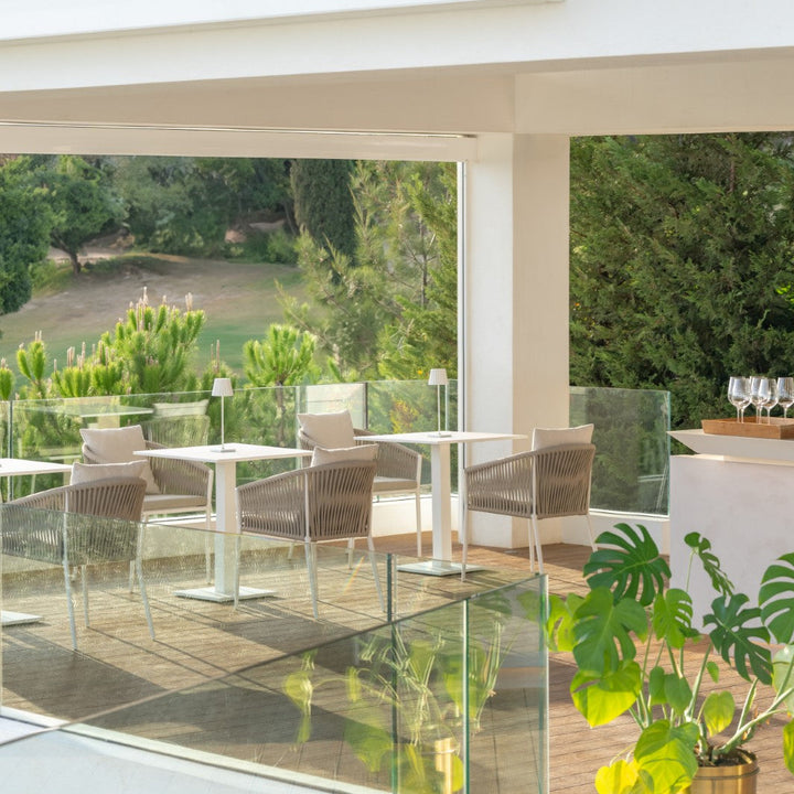 Parana tuintafel in wit aluminium met 2 Fortuna tuinstoelen