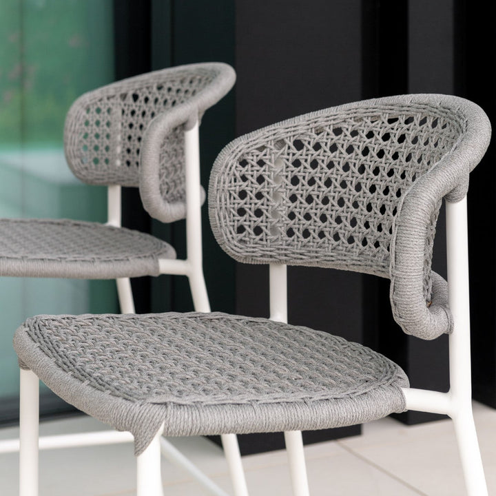 Chaise de jardin empilable Butterfly en aluminium blanc et corde ronde tissée carrée gris clair