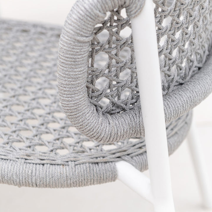 Chaise de jardin empilable Butterfly en aluminium blanc et corde ronde tissée carrée gris clair