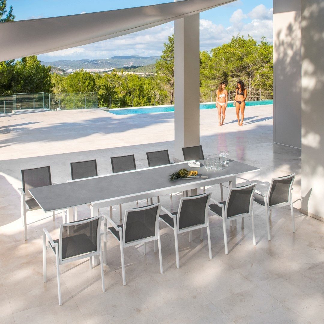 Table de jardin extensible Livorno avec plateau en céramique pleine 220-330x106 et chaise empilable Sevilla en blanc matte