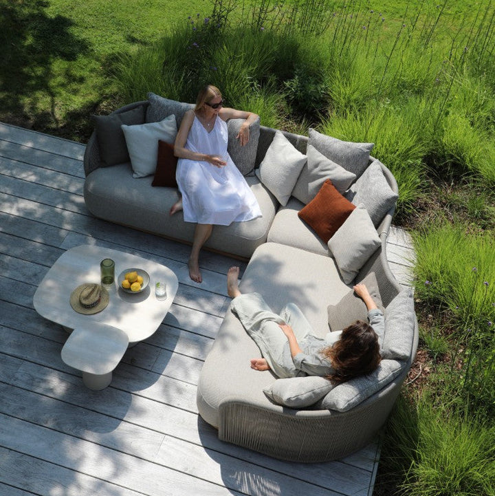 Ensemble d'angle Wave organique en aluminium beige avec corde taupe et coussins toutes saisons