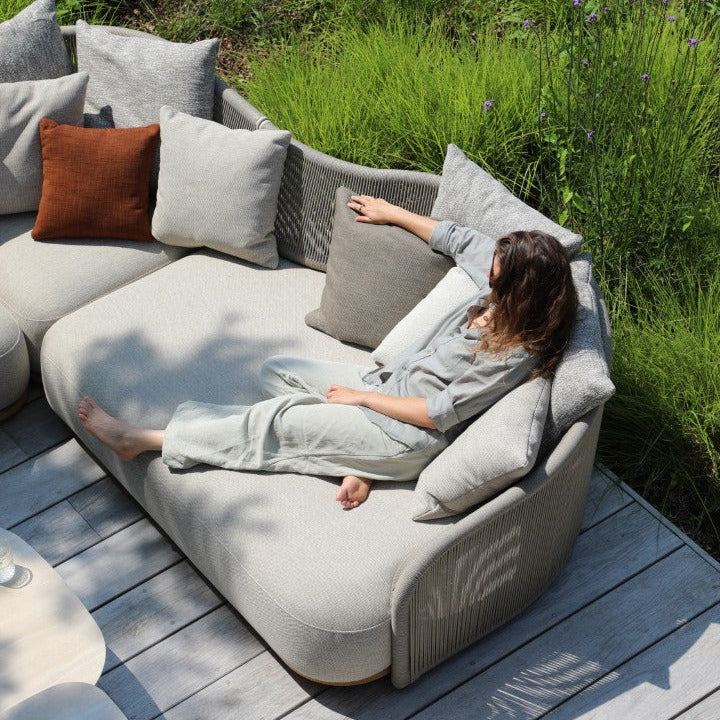 Ensemble d'angle Wave organique en aluminium beige avec corde taupe et coussins toutes saisons