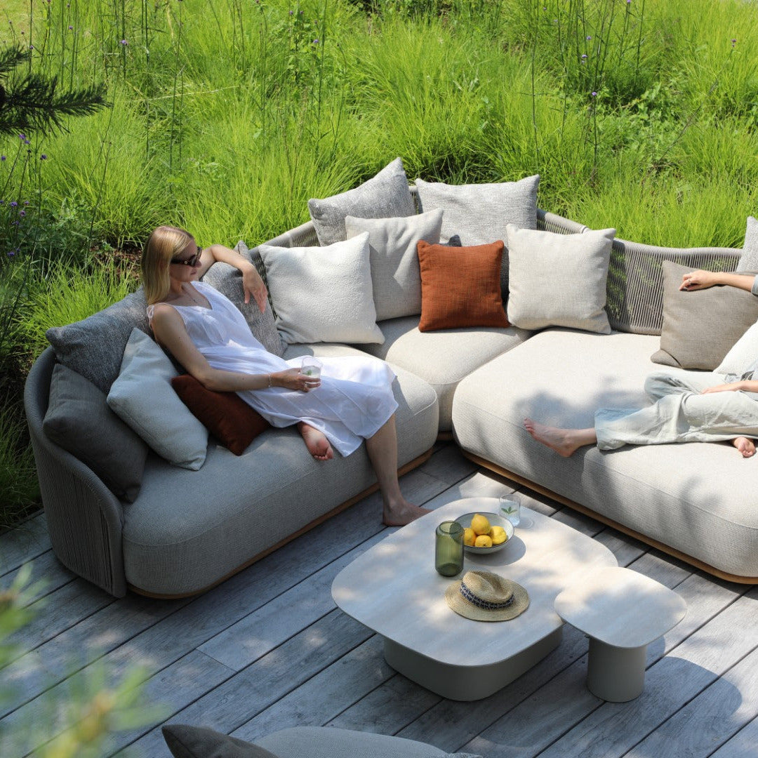 Ensemble d'angle Wave organique en aluminium beige avec corde taupe et coussins toutes saisons