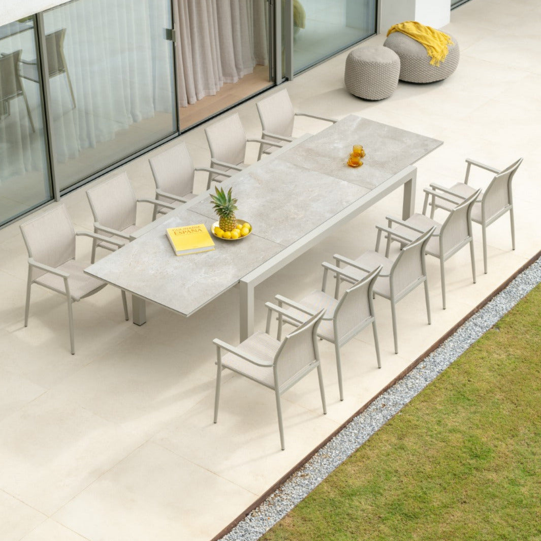 Table de jardin extensible Livorno avec plateau tout céramique 220-330x106 et chaise empilable Loya couleur sable