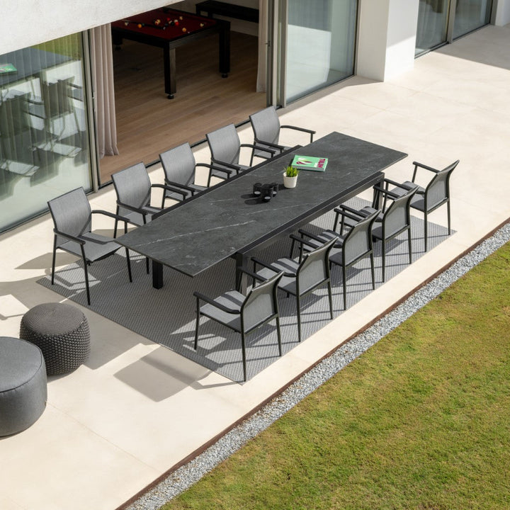 Table de jardin extensible Livorno avec plateau en céramique pleine 220-330x106 et chaise empilable Loya en charbon matte