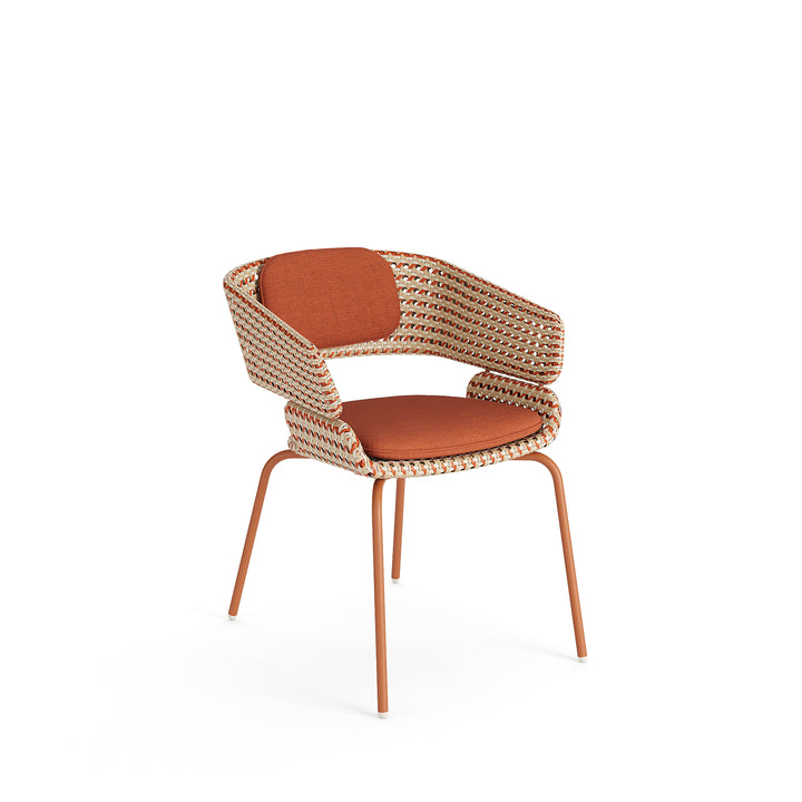 Fauteuil empilable Phil avec accoudoirs en rotin rouille mat urban glow