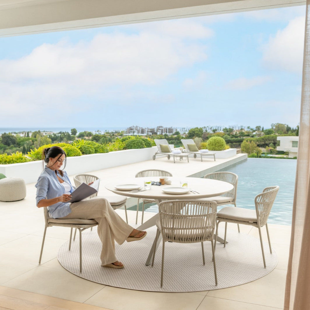 Table de jardin ronde Yate 150cm avec plateau en céramique pleine et chaise de jardin Lima