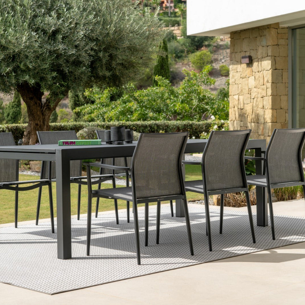 Table de jardin extensible Livorno avec plateau en céramique pleine 220-330x106 et chaise empilable Loya en charbon matte