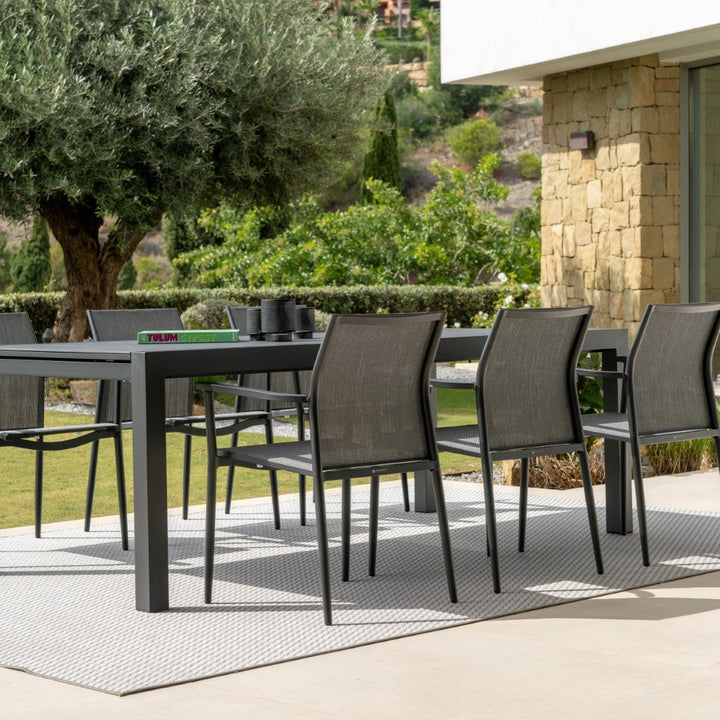 Table de jardin extensible Livorno avec plateau en céramique pleine 220-330x106 et chaise empilable Loya en charbon matte