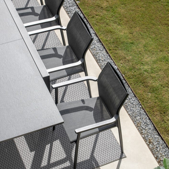 Table de jardin extensible Livorno avec plateau en céramique pleine 220-330x106 et chaise empilable Loya en charbon matte