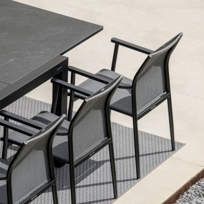 Table de jardin extensible Livorno avec plateau en céramique pleine 220-330x106 et chaise empilable Loya en charbon matte