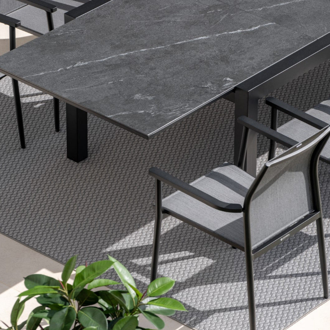 Table de jardin extensible Livorno avec plateau en céramique pleine 220-330x106 et chaise empilable Loya en charbon matte
