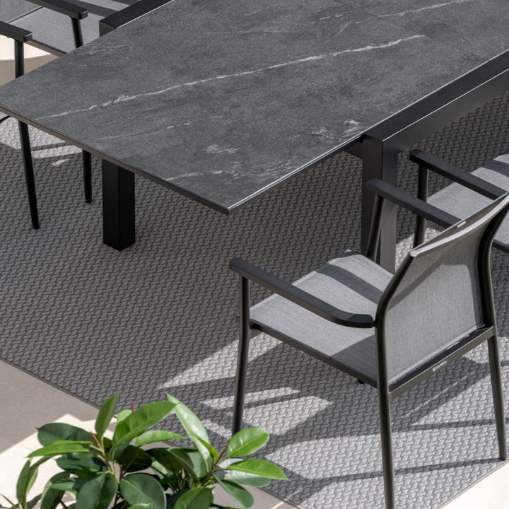 Table de jardin extensible Livorno avec plateau en céramique pleine 220-330x106 et chaise empilable Loya en charbon matte