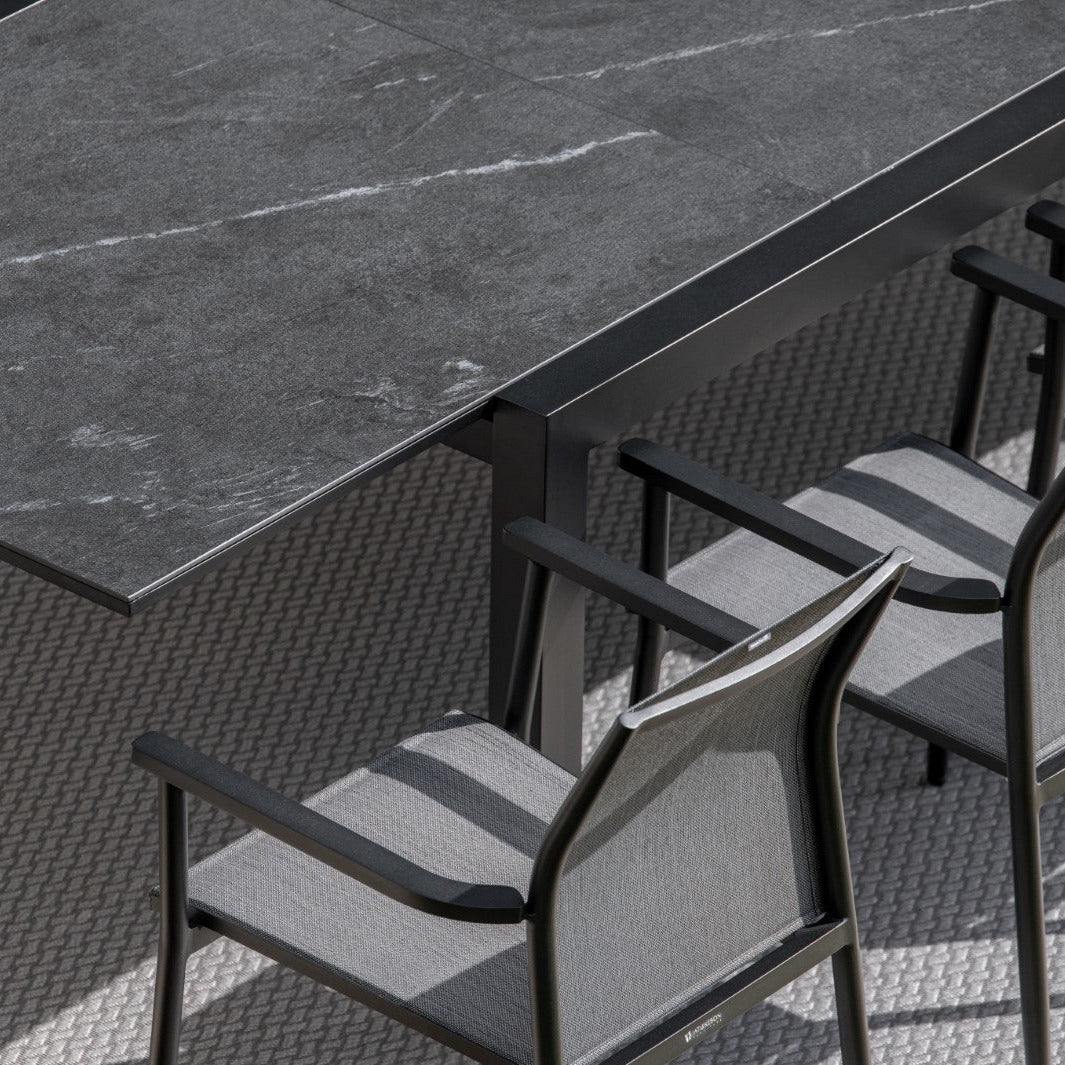 Table de jardin extensible Livorno avec plateau en céramique pleine 220-330x106 et chaise empilable Loya en charbon matte