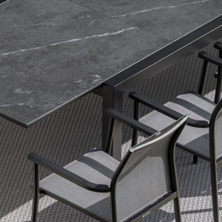 Table de jardin extensible Livorno avec plateau en céramique pleine 220-330x106 et chaise empilable Loya en charbon matte