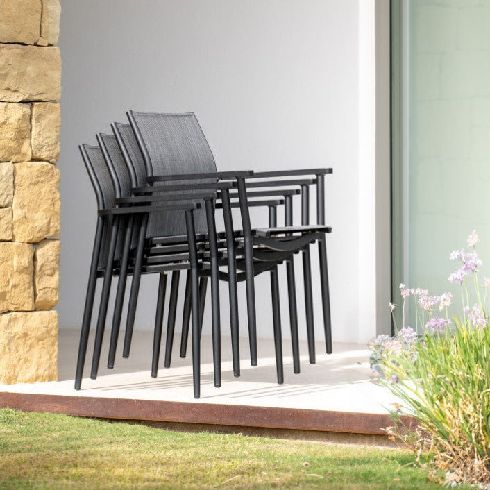 Table de jardin extensible Livorno avec plateau en céramique pleine 220-330x106 et chaise empilable Loya en charbon matte