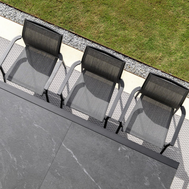 Table de jardin extensible Livorno avec plateau en céramique pleine 220-330x106 et chaise empilable Loya en charbon matte
