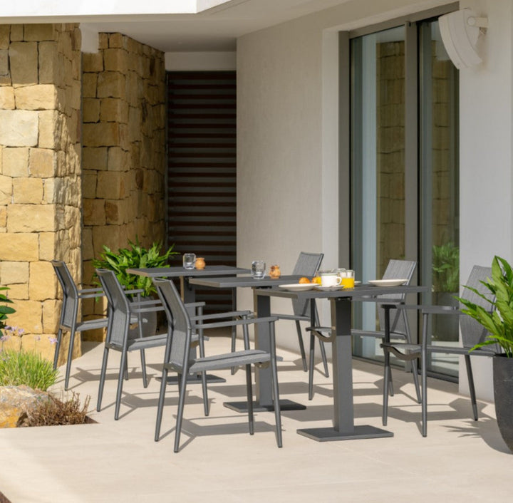Table de jardin Parana en aluminium anthracite avec 2 chaises de jardin empilables Loya 