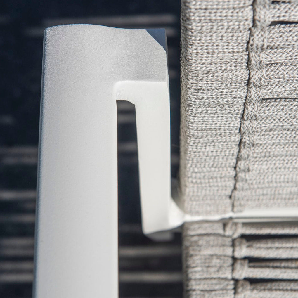 Sevilla garden chair in wit aluminium and light grey straight woven round rope
