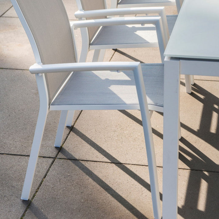 Sevilla stackable garden chair in wit aluminum and light gray textilene