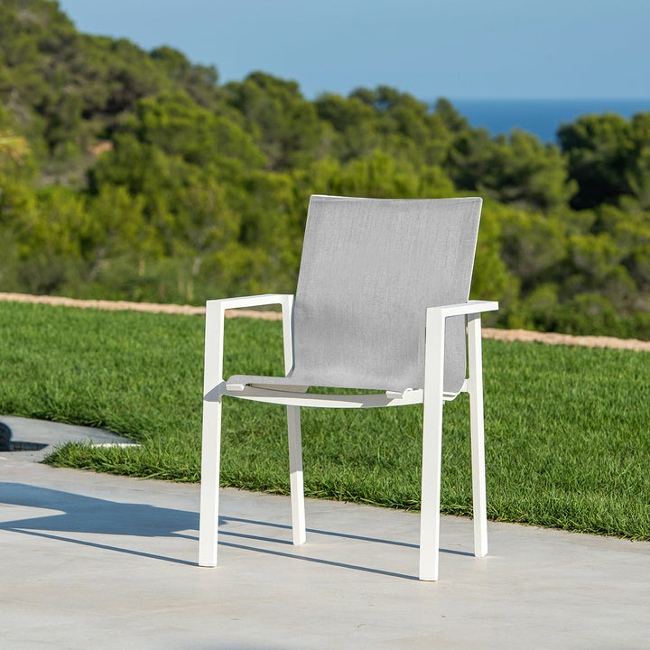 Chaise de jardin empilable Beja en aluminium blanc et batyline gris clair