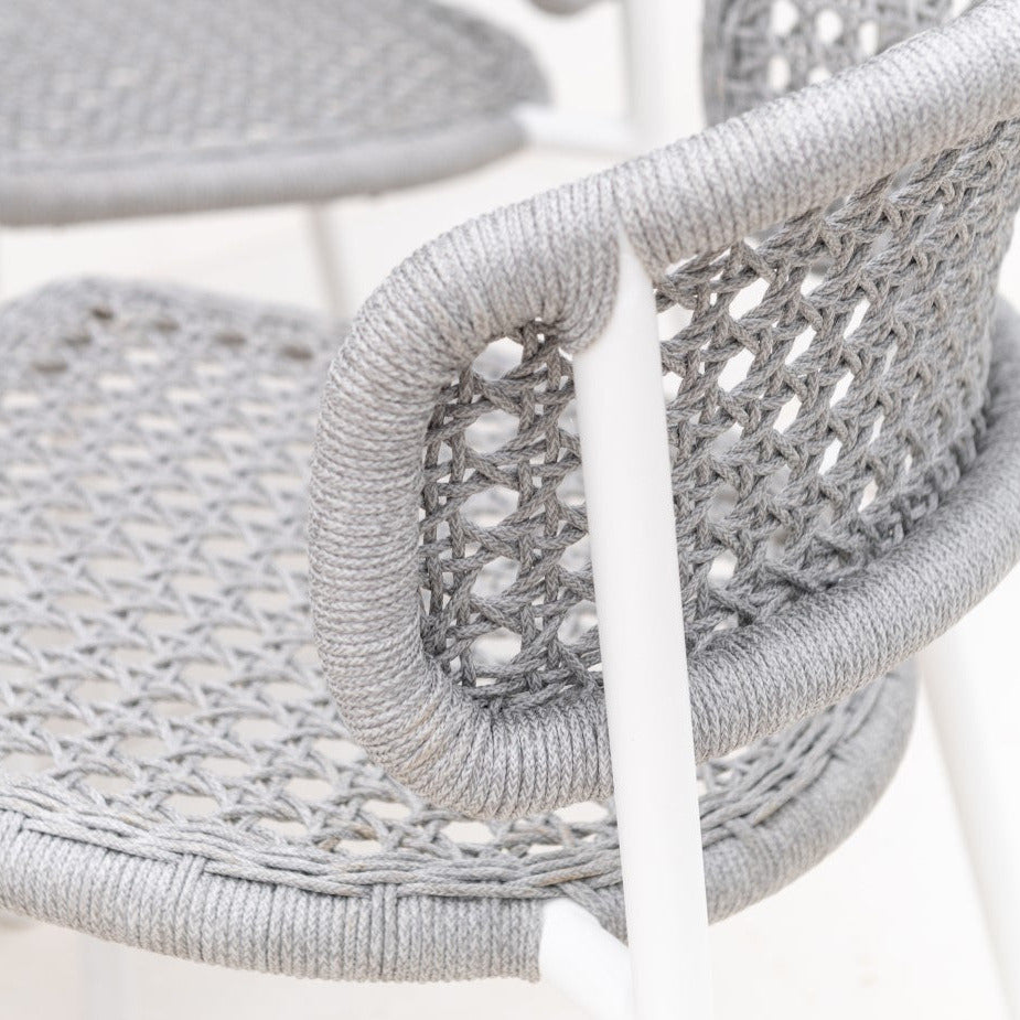 Butterfly stackable garden chair in wit aluminum and light gray square woven round rope