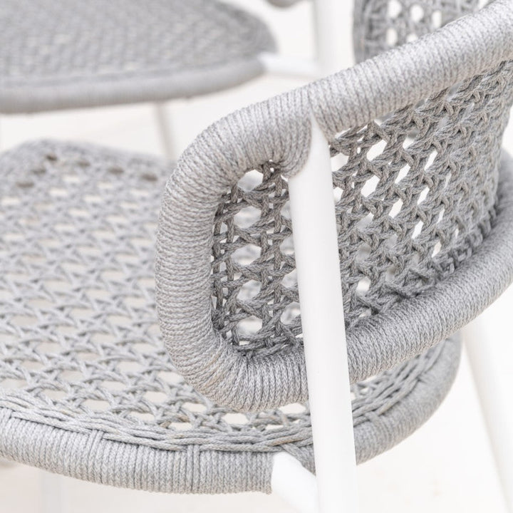Butterfly stackable garden chair in wit aluminum and light gray square woven round rope