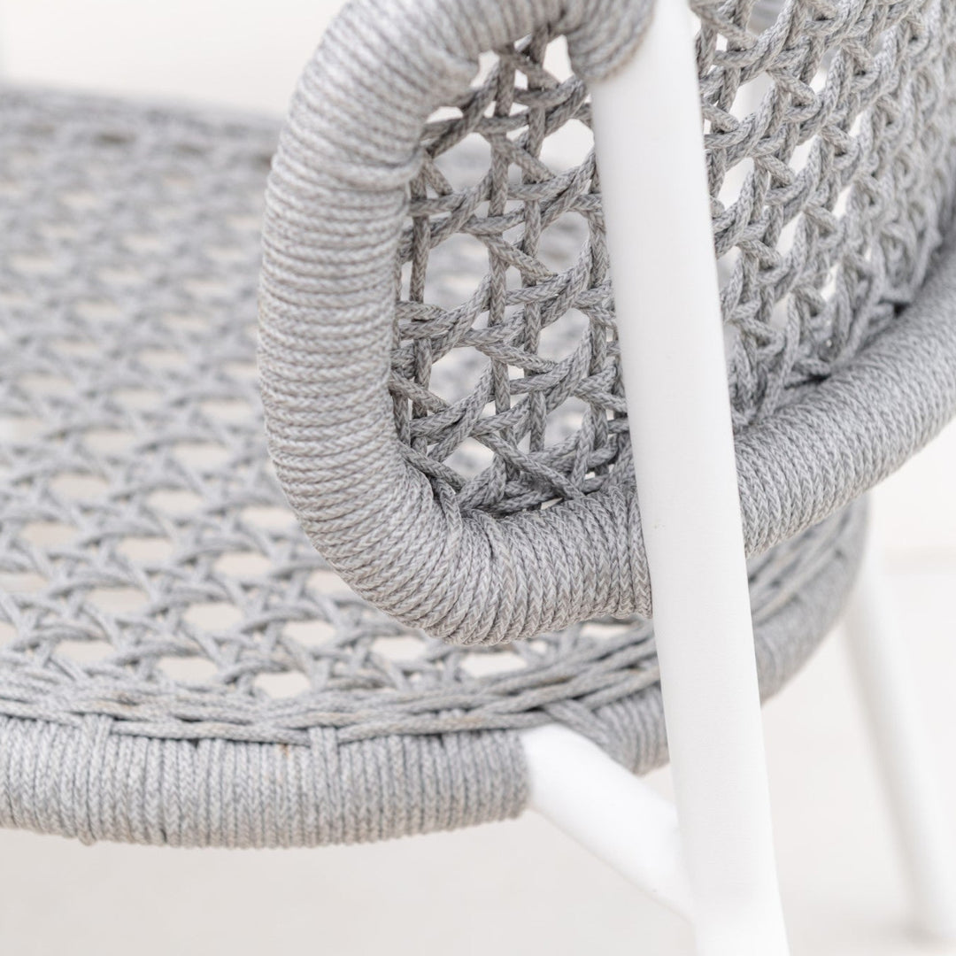 Butterfly stackable garden chair in wit aluminum and light gray square woven round rope