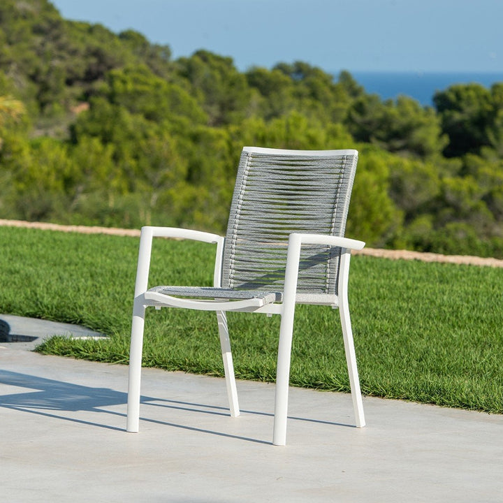 Sevilla garden chair in wit aluminium and light grey straight woven round rope